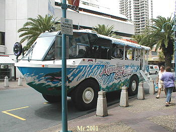 Der Aquabus fhrt zu Lande und zu Wasser ... (das kann durchaus eine feucht - frhliche Sache werden ...)